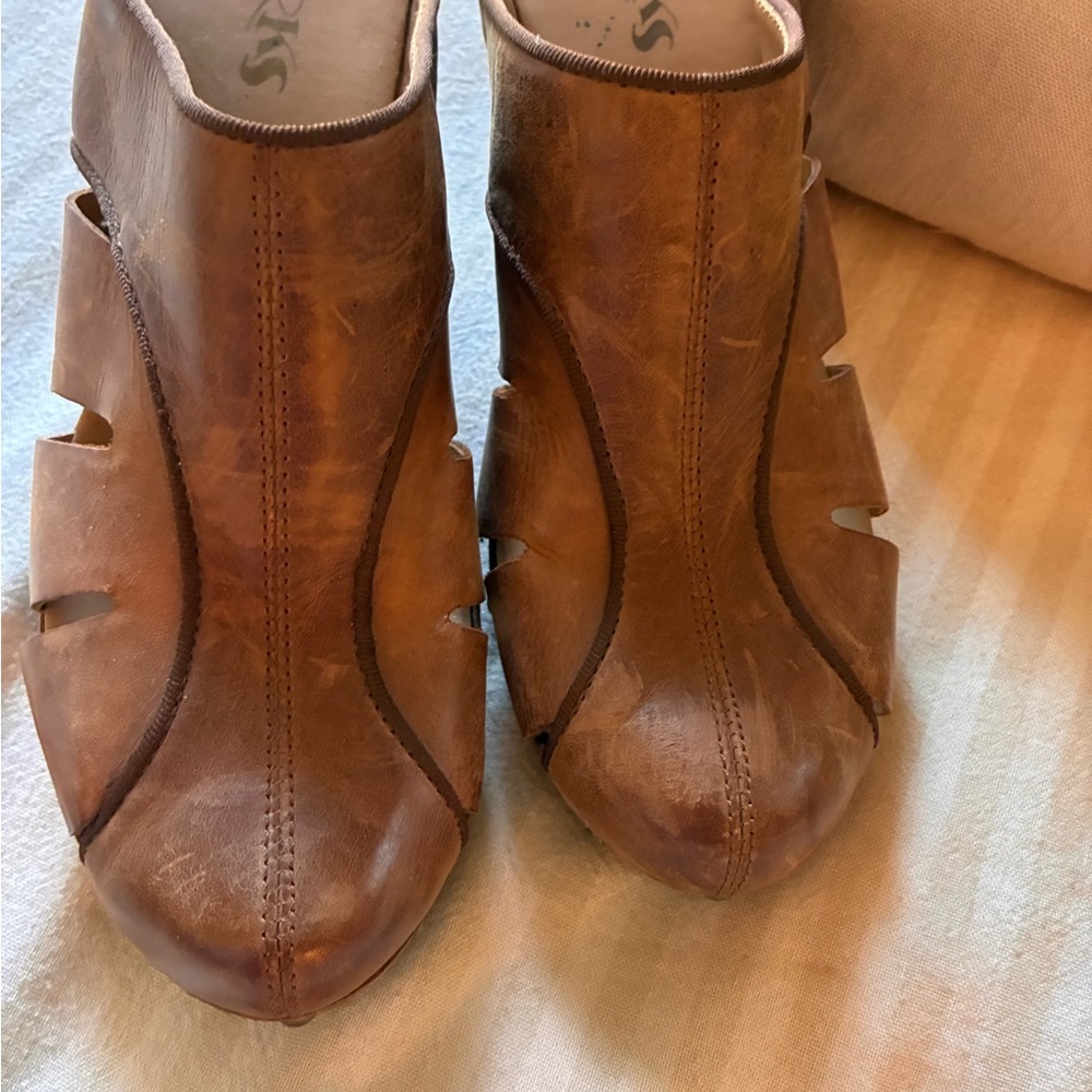 Kork-Ease Tan Leather Clogs with Cut-Out Design - Picture 3 of 4